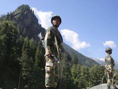 Индия и Китай обвинили друг друга в стрельбе в воздух во время эскалации на границе в Западных Гималаях
