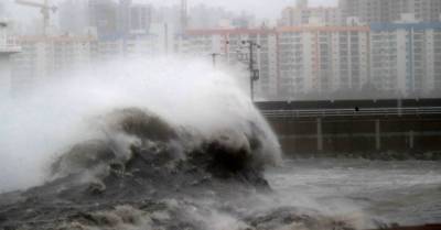Опубликованы фото волн от тайфуна Хайшен