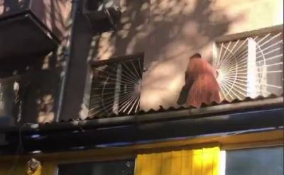 В Одессе пенсионерка гуляла по крыше магазина: момент попал на видео