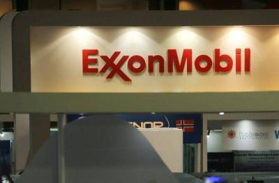 ЭКСКЛЮЗИВ-Exxon сокращает свою глобальную империю, Уолл-стрит тревожится о дивидендах