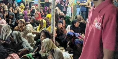 Семь месяцев в море: в Индонезии высадились беженцы из Мьянмы