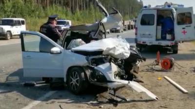 Водитель и пассажирка «Лады» погибли после столкновения с большегрузом (ФОТО)