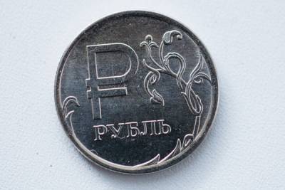 Риски санкций ускорили падение рубля к доллару и евро
