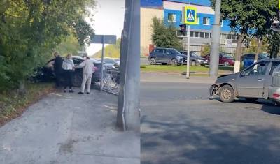 В Тюмени автомобиль протаранил ограждения тротуара в районе улицы Ямской