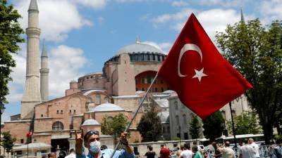 В Турции ввели всеобщий масочный режим