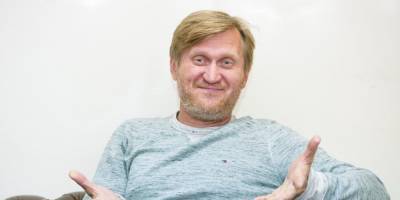 Участник "Уральских пельменей" высмеял жалующихся на бедность артистов