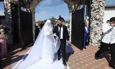 Вертолет с лепестками роз, настоящая карета и мед для невесты: Рамзан Кадыров женил племянника