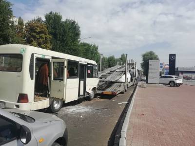 В Ростове пассажирский микроавтобус въехал в автовоз, есть пострадавшие