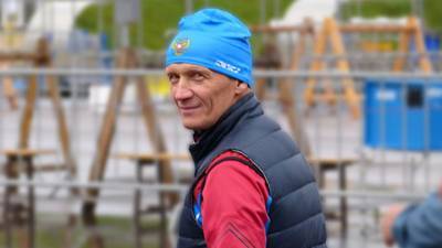 Тренер российских биатлонисток получил травму на тренировке