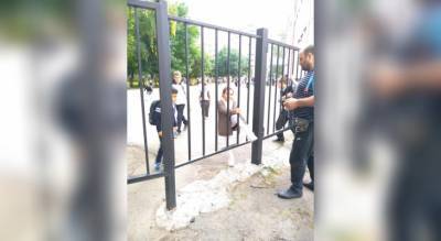 Карабкаются по полосе препятствий: чтобы попасть в школу, ярославские ученики лазят через забор