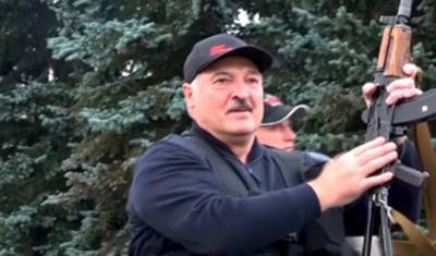 Лукашенко оправдал автомат в своих руках желанием «защищать»