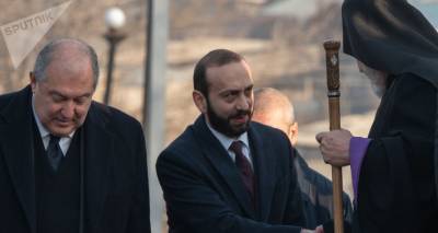 "Церковь – опора армянского народа": спикер парламента Мирзоян встретился с Гарегином II
