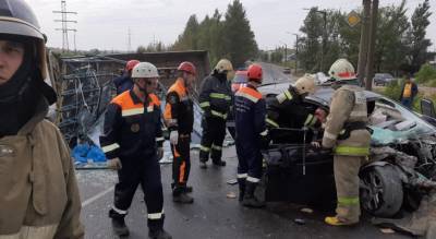 Людей пришлось "вырезать" из салона: спасатели о ДТП с грузовиком в Ярославле