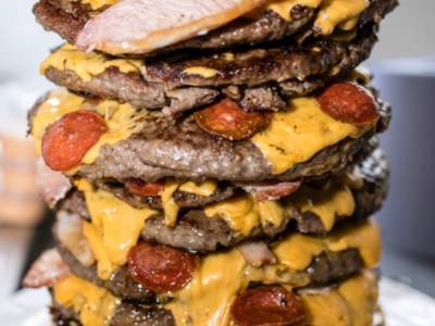 Английские повара приготовили гамбургер с 10 килограммами котлет: блюдо отдают бесплатно самым стойким гурманам