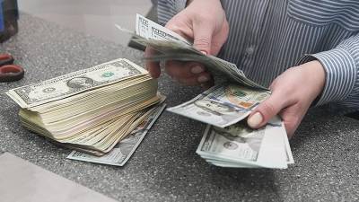 Экономист рекомендовал хранить деньги в разной валюте