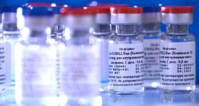 Российская вакцина от COVID-19 - в гражданском обороте, но эксперименты продолжатся. Видео