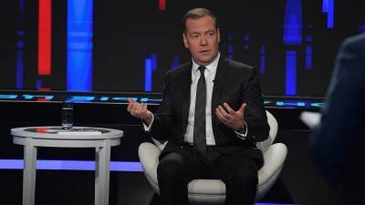 Медведев предложил ввести базовый доход для россиян