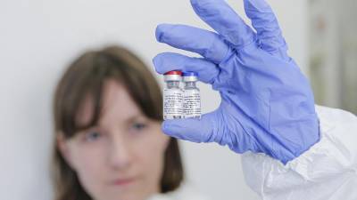 Первая российская вакцина выпущена в гражданский оборот