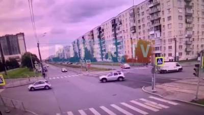 Момент столкновения на перекрестке улицы Ярослава Гашека и Загребского бульвара попал на видео