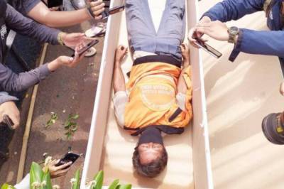 В Индонезии нарушителей маскового режима стали класть в гробы
