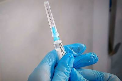 «Логика простая»: иммунолог Болибок обозначил, кому необходима прививка от коронавируса