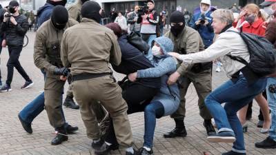 ОМОН начал задерживать протестующих в Минске