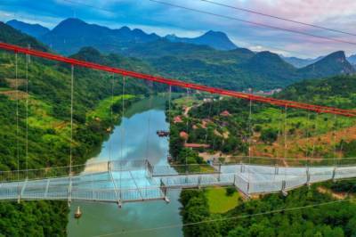 Видео дня: В Китае открыли самый длинный в мире стеклянный подвесной мост на высоте 201 метр над рекой