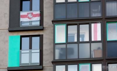 На жителей минского квартала составляют протоколы за БЧБ-флаги на балконах. В чем их обвиняют?
