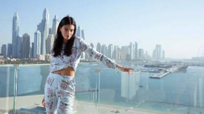 Наши уже в Дубае: израильтянка снялась в пижаме на фоне небоскребов