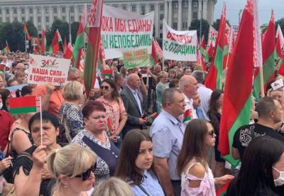 Сторонники Лукашенко направляются колонной на площадь Независимости в Минске