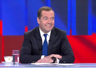 Аттракцион неслыханной щедрости: Медведев предложил платить деньги всем россиянам