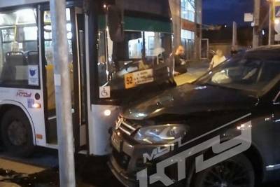 В Краснодаре водитель на иномарке врезался в автобус