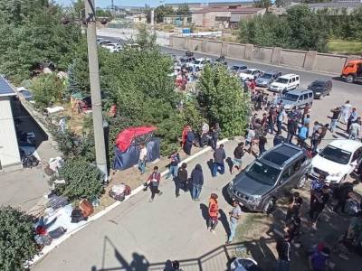 Тысячи узбеков разбили нелегальный лагерь на вокзале Ростова