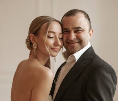"Белое платье так и осталось висеть": Молодая жена Виктора Павлика отменила свадебное торжество