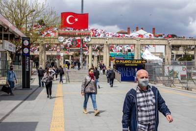 В Турции обязали всех носить маски