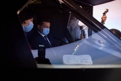 Зеленский при посещении музея в Житомире совершил полет на симуляторе самолета: фото