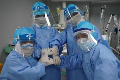 Половина медиков, борющихся с COVID-19 в Китае, оказались моложе 31 года