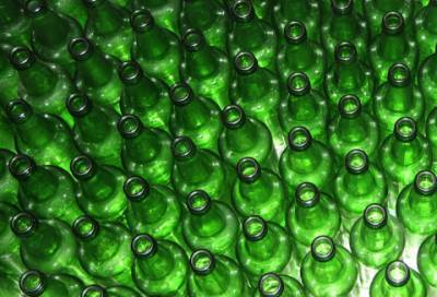 В Петергофе на складе обнаружили более 100 тыс. литров контрафактного алкоголя