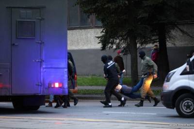 Во время протестов в Минске белорусские силовики задержали более четырех десятков людей