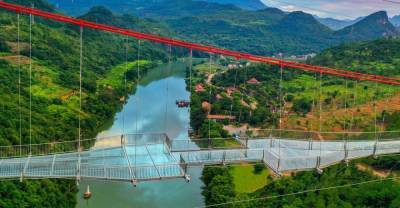 Самый длинный стеклянный мост открыли в Китае: он попал в Книгу рекордов Гиннеса. Фото и видео