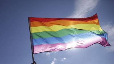 Учителям Петербурга поручили искать у школьников ЛГБТ-символику