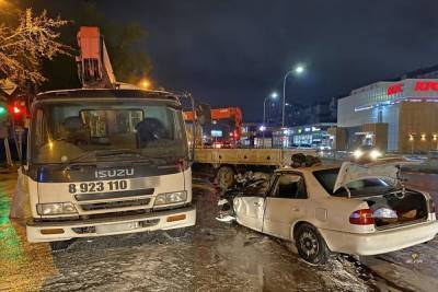 В Новосибирске автомобиль с пассажирами вспыхнул после аварии