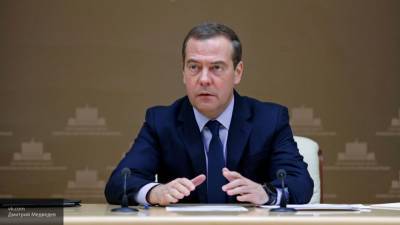 Медведев предложил "Единой России" обсудить введение минимального дохода