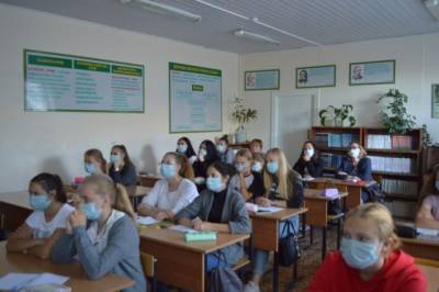 На входах в школы Хабаровска образовываются огромные очереди