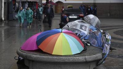 В Роскачестве рассказали о правилах выбора надежного зонта