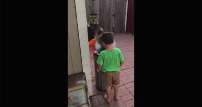 Мужчина - случайно выживший мальчик: забавное видео с малышами и "мусоркой" штурмует сеть