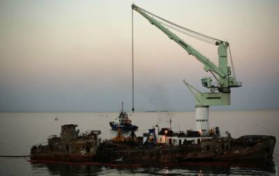 В Одессе из-за погоды отложили еще на несколько дней подъем танкера Delfi