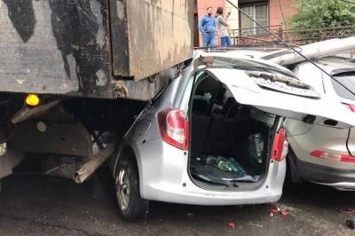 В центре Хабаровска пьяный водитель самосвала раздавил 13 легковых машин
