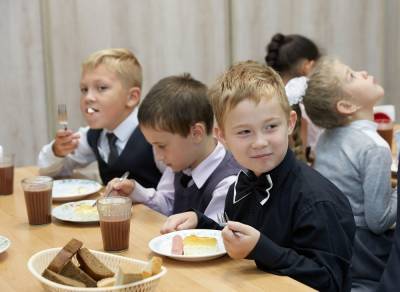 Школьники Южно-Сахалинска получают питание