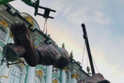 Пиотровский отреагировал на требования убрать гигантскую статую от Эрмитажа